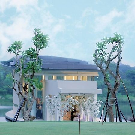 Ciputra Golf, Club & Hotel Surabaya Exteriör bild