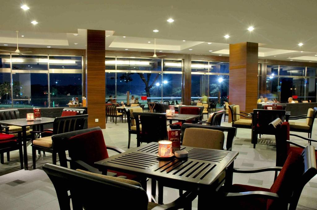 Ciputra Golf, Club & Hotel Surabaya Restaurang bild