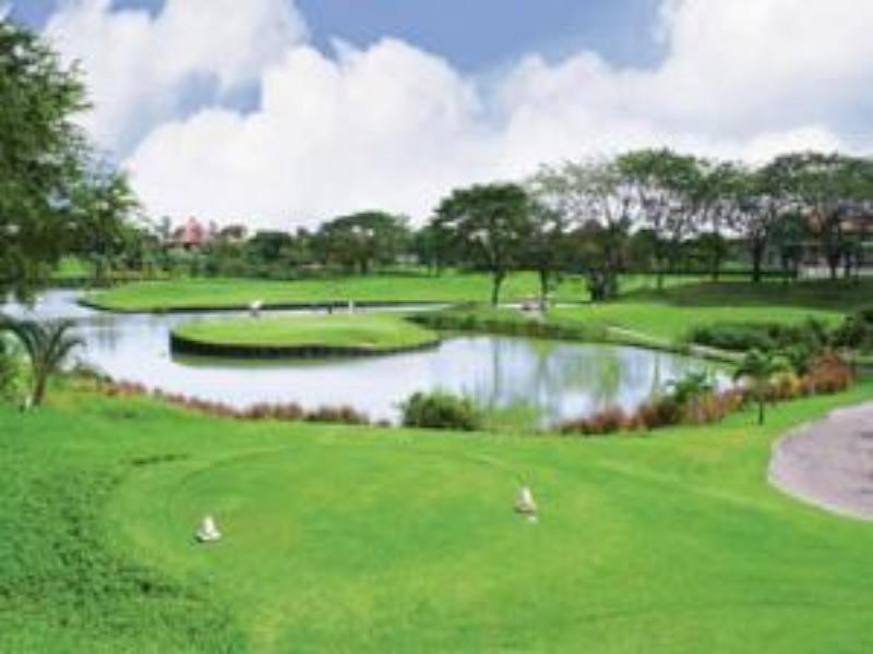 Ciputra Golf, Club & Hotel Surabaya Exteriör bild